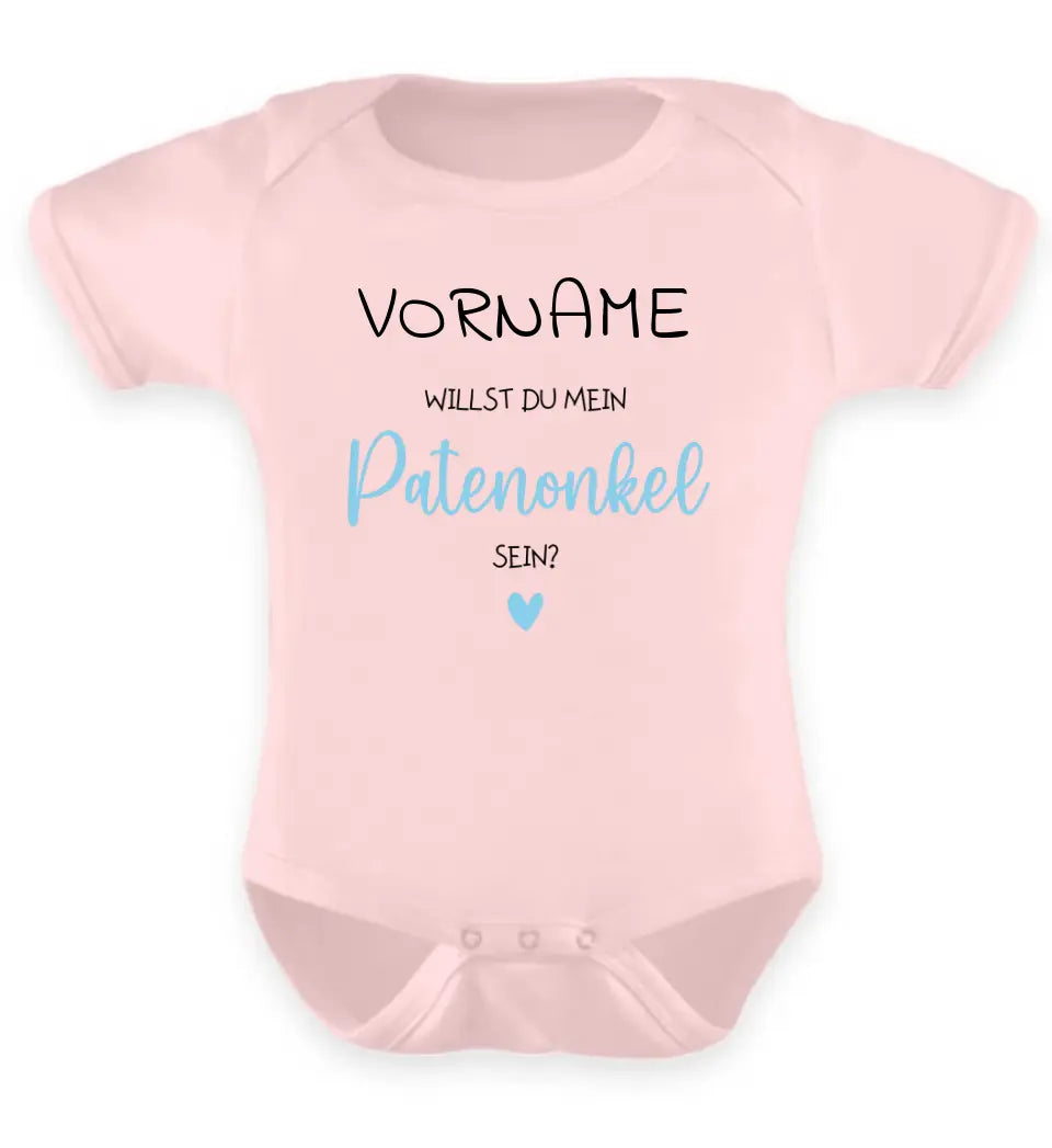 Ein rosa Baby-Body mit den Worten "Willst du mein Patenonkel sein?" - personalisierbar mit den Namen der Paten. Hochwertig, bequem und stilvoll. Qualität garantiert.