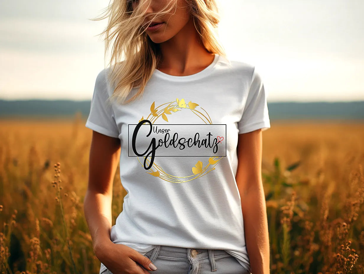 FOTOMODEL MIT T-SHIRT VON UNSERGOLDSCHATZ.DE STEHEND IN EINEM KORNFELD